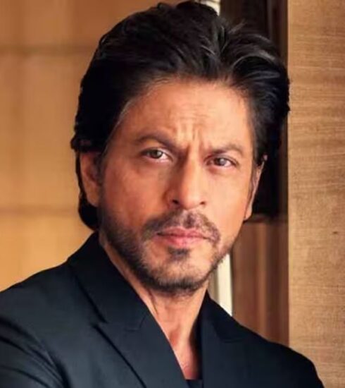 Two young men were apprehended by Shah Rukh Khan's security after allegedly scaling the wall of Mannat. They claimed to be fans who wanted to meet the actor. Police are investigating the incident and looking into the suspects' backgrounds.