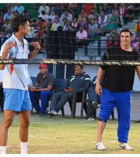 Bollywood actor Akshay Kumar showcased his impressive volleyball skills while playing with the Uttarakhand police staff. A video of the game has gone viral on social media, leaving fans in awe. Akshay Kumar is currently in Uttarakhand for the shoot of his upcoming film Shankara. Watch the video and witness his competitive spirit on the court.