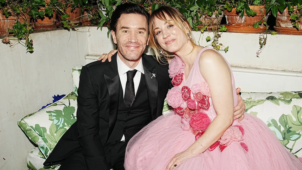 In an interview, Tom Pelphrey, the partner of actress Kaley Cuoco, proudly shared his expertise in swaddling, claiming to be the "king of swaddling." The couple recently welcomed their first child, and Tom's natural parenting abilities have surprised Kaley. Learn more about their joy of becoming parents and Tom's dedication to excelling in his dad skills.