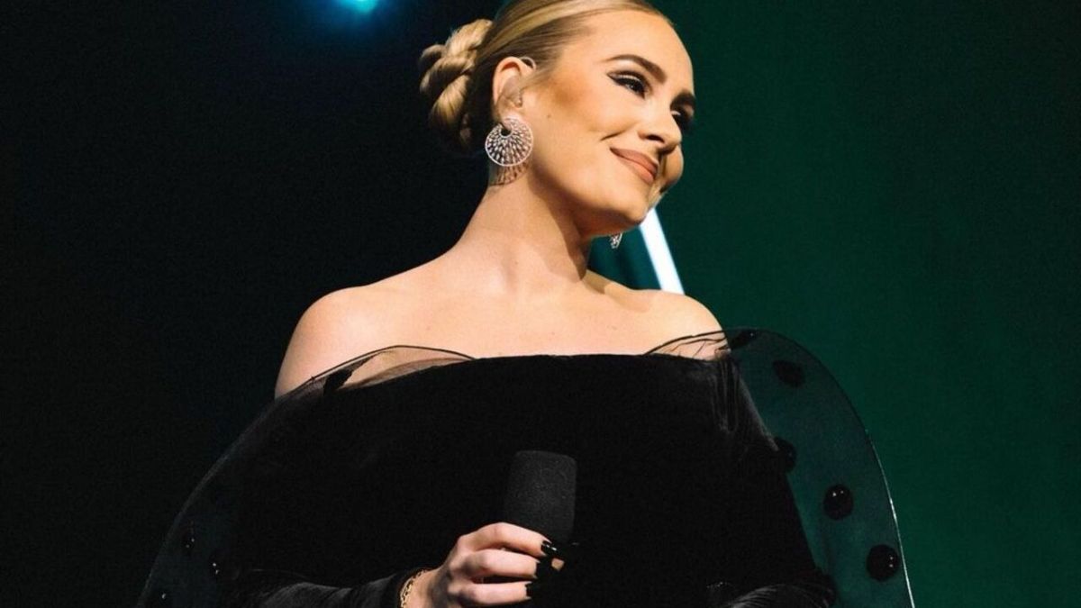 Adele, the renowned singer, has recently revealed that she has developed a fungal infection known as jock itch due to the tight-fitting costumes she wears on stage. This skin condition affects her upper thighs, buttocks, and lower abdomen. Adele shared her experience of sweating excessively under the stage lights, causing her to sit in her own perspiration. Read on to learn more about her struggles and how it impacts her performances.