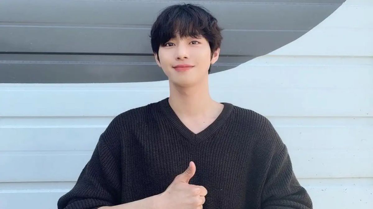 Ahn Hyo Seop, known for his role in "Business Proposal," recently delighted fans with a stunning photoshoot that showcased his chiseled body and sexy abs. The South Korean star proved his irresistible charm as he left everyone breathless. Find out more about this captivating photoshoot and the reactions it garnered.
