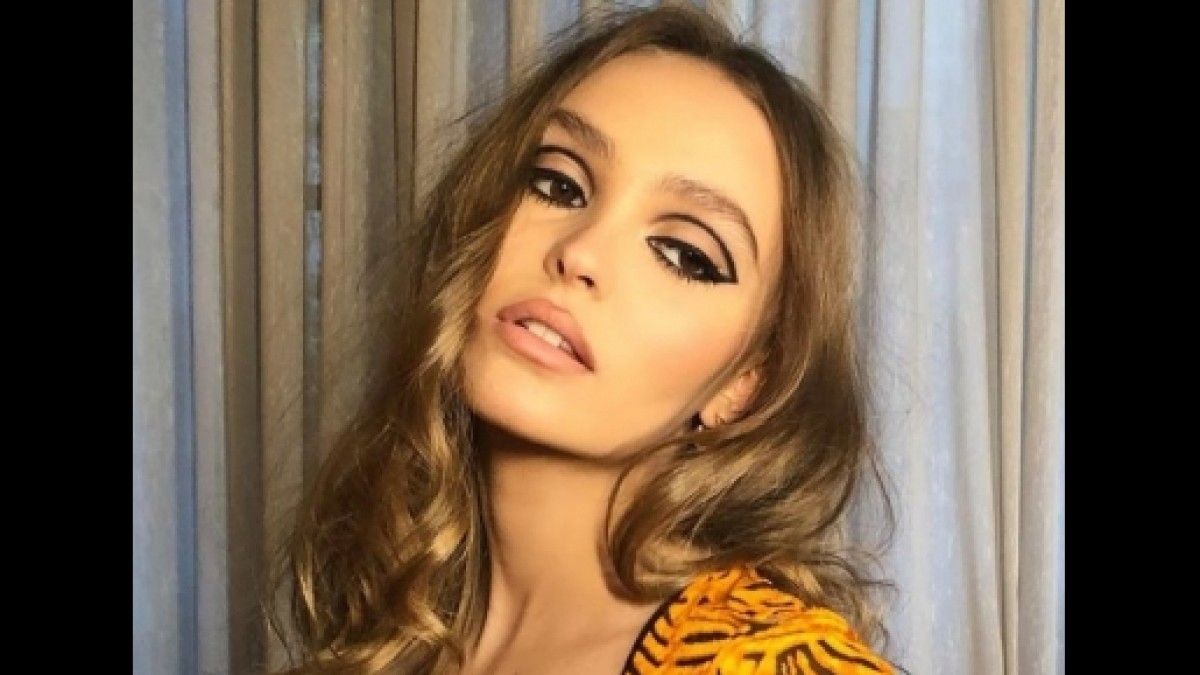 Lily-Rose Depp, daughter of Hollywood icons Johnny Depp and Vanessa Paradis, recently rose to fame with her role in the TV series 'The Idol'. However, in a candid interview, she expressed her disinterest in being a celebrity and her unique perspective on fame. Read on to discover Lily-Rose's thoughts on fame, her career in Hollywood, and the valuable advice she received from her mother.