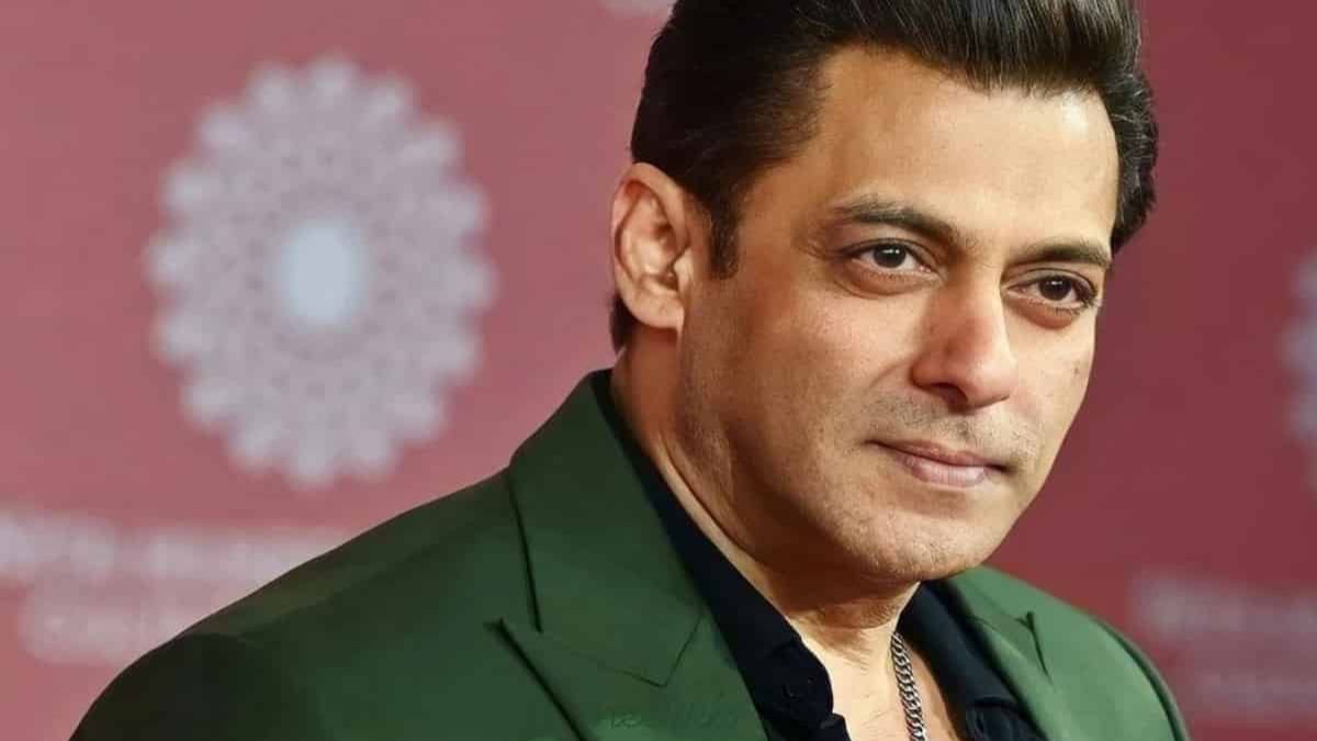 Salman Khan and Kangana Ranaut are making headlines with their hefty fees for hosting TV shows, but the salaries of Rupali Ganguly and Hina Khan pale in comparison despite their status as TV superstars. Discover the significant difference in earnings and the fairness of the situation.