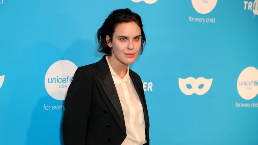 Tallulah Willis, the daughter of Demi Moore and Bruce Willis, shares her difficult experiences during her mother's relationship with Ashton Kutcher. She describes it as a challenging time that affected her deeply. Despite the hardships, Tallulah has found strength and self-love. Learn more about her reflections on this period and its impact on her life.

