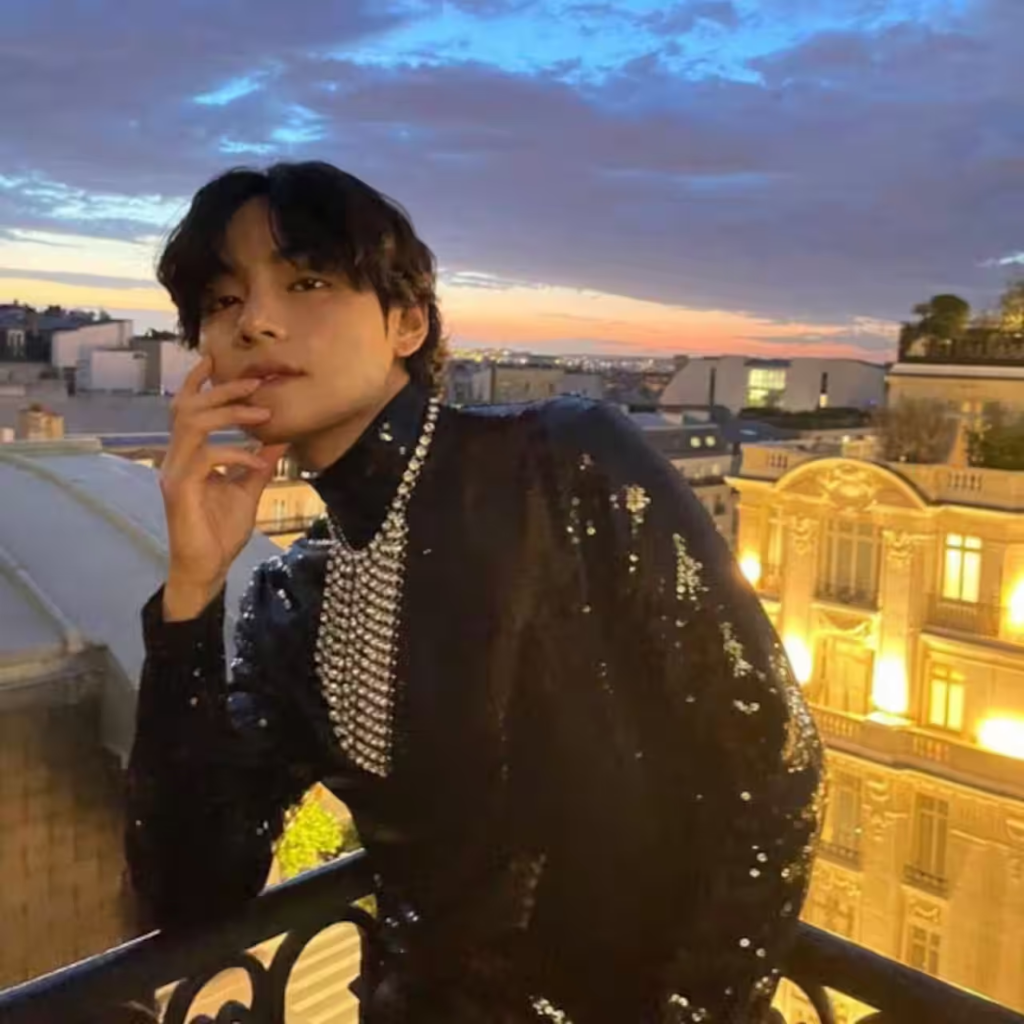  BTS' V, a member of the popular South Korean boy band, recently delighted one of his fans with a surprise gift at the airport. Speculations suggest that the gift might be a caricature of the idol, sketched by a street artist during his visit to Paris. The heartwarming moment has captured the attention of fans worldwide. Read on to discover more about this special gesture from V and its significance to the ARMY community.

