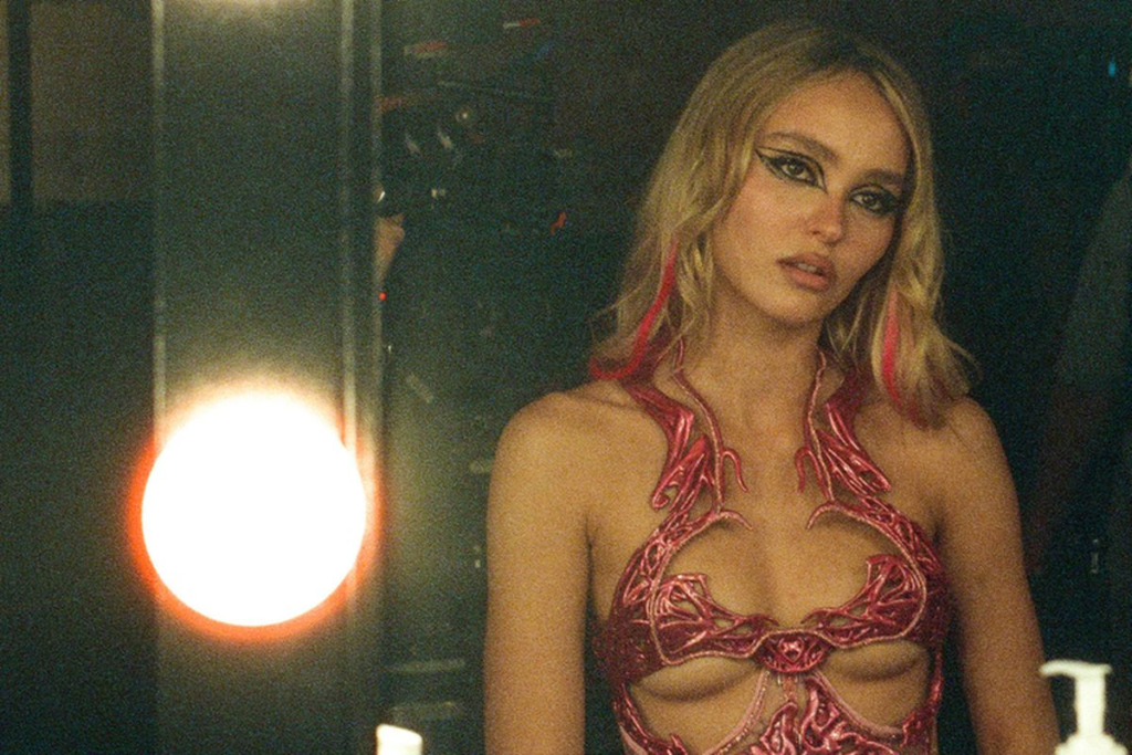 Lily-Rose Depp, daughter of Hollywood icons Johnny Depp and Vanessa Paradis, recently rose to fame with her role in the TV series 'The Idol'. However, in a candid interview, she expressed her disinterest in being a celebrity and her unique perspective on fame. Read on to discover Lily-Rose's thoughts on fame, her career in Hollywood, and the valuable advice she received from her mother.