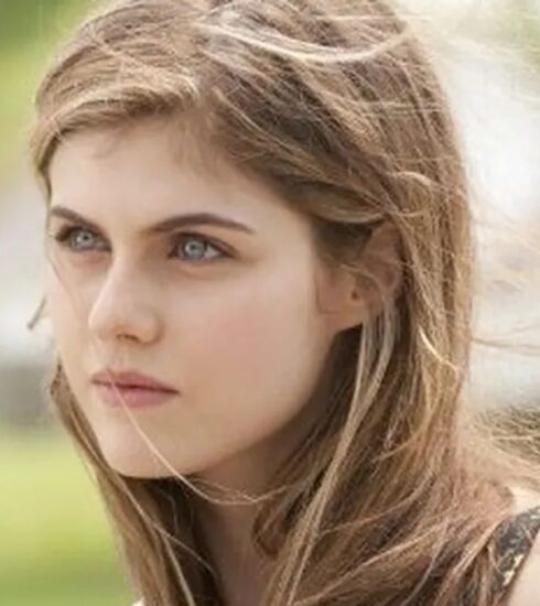 Hollywood beauty Alexandra Daddario shocked fans with her recent confession about the explicit scene that convinced her to join the Baywatch project. Learn more about her surprising decision and the scene that left her stunned.