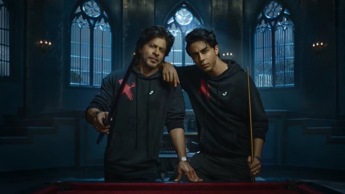 A recently resurfaced video shows Aryan Khan engaging in a lively argument with his father, Shah Rukh Khan, during a football match in London. The young star got aggressive, and onlookers Ananya Panday and Shanaya Kapoor joined in on the fun. Learn more about this adorable moment between father and son.