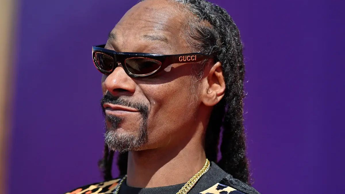 Snoop Dogg, the renowned rapper, recently disclosed his experience with an unexpected visitor in his new home—a cockroach. Unable to eliminate the resilient insect, Snoop Dogg decided to make it his pet and named it 'The Gooch.' Over time, the cockroach grew to an astonishing size, becoming as large as a whole dollar bill. Learn more about Snoop Dogg's peculiar pet and its incredible growth story.