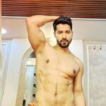 In a recent viral video, Varun Dhawan indirectly tackles the ongoing fake abs controversy, leaving netizens speculating if it's directed towards Salman Khan. Find out more about this humorous exchange and the reactions it sparked.