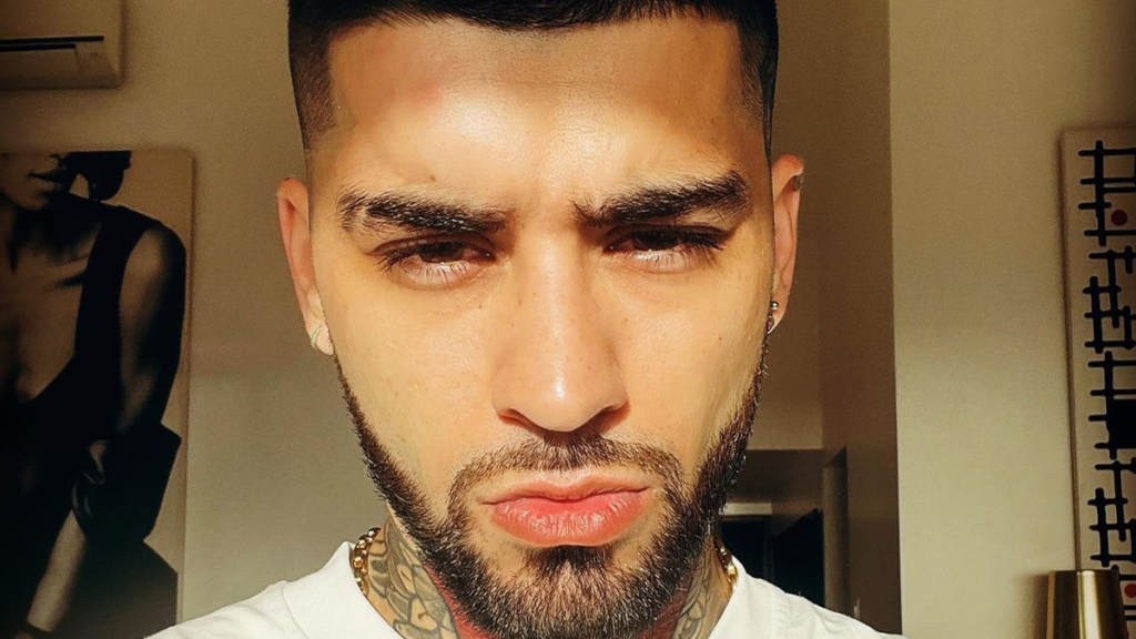 Zayn Malik's latest Instagram post has caught the attention of fans and netizens alike, as he can be seen getting cozy with a mystery blonde woman. Many speculate that the woman in question is none other than Selena Gomez, based on clues from the photo. Discover the details behind this viral post and the Internet's strong belief in the Zayn-Selena connection.

