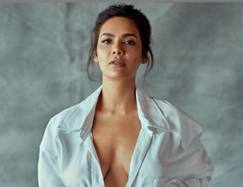 Esha Gupta never fails to amaze with her sultry fashion. In a throwback pic, she goes braless, showcasing her well-toned physique and alluring assets!