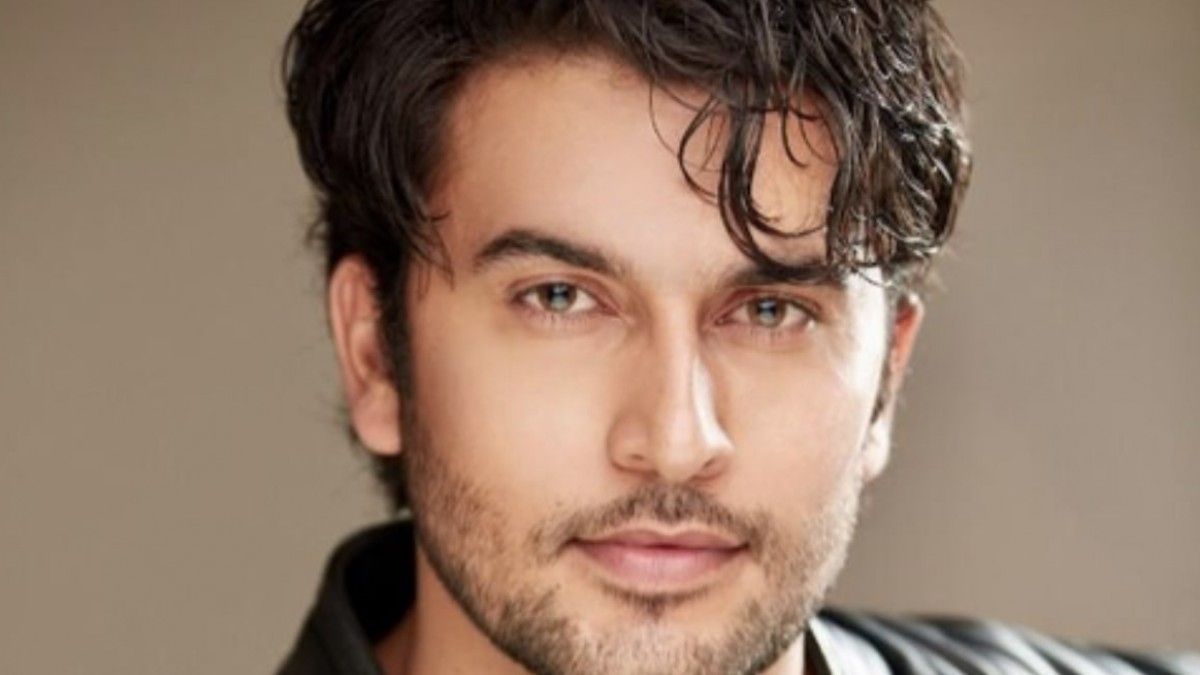 Discover how actor Navneet Malik maintains his health and fitness alongside his thriving career. From his journey as a civil engineer to becoming The Freelancer Baddie, learn about his dedication to both fitness and craft.