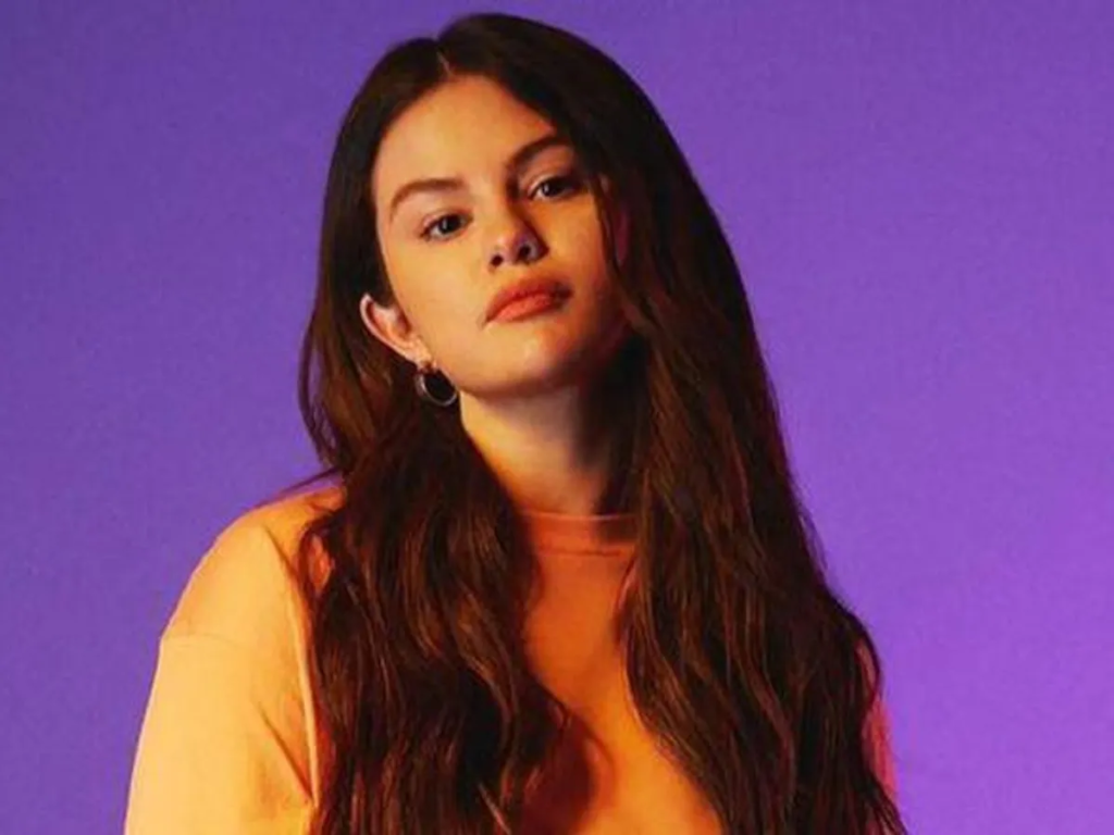 Discover how Selena Gomez displayed true grace and poise when confronted by paparazzi about her relationship with Justin Bieber. Watch the viral video capturing her Queen-like response.