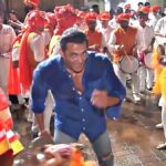 Salman Khan dances with niece Ayat and performs aarti with family during Ganesh Visarjan, creating a grand Bollywood celebration.