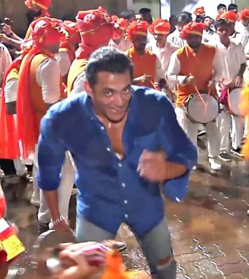 Salman Khan dances with niece Ayat and performs aarti with family during Ganesh Visarjan, creating a grand Bollywood celebration.