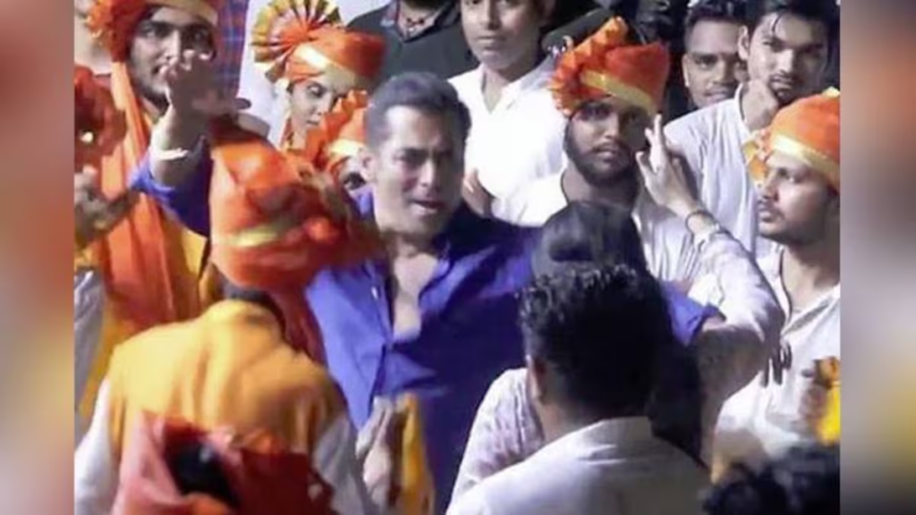 Salman Khan dances with niece Ayat and performs aarti with family during Ganesh Visarjan, creating a grand Bollywood celebration.