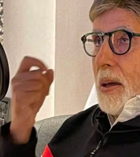 "Amitabh Bachchan's sincere apology to fans for not responding to birthday wishes due to a mobile server problem on his 81st birthday."