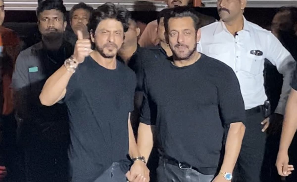  Shah Rukh Khan's humorous response to a fan's Salman Khan question stole the show at the Kuch Kuch Hota Hai special screening.
