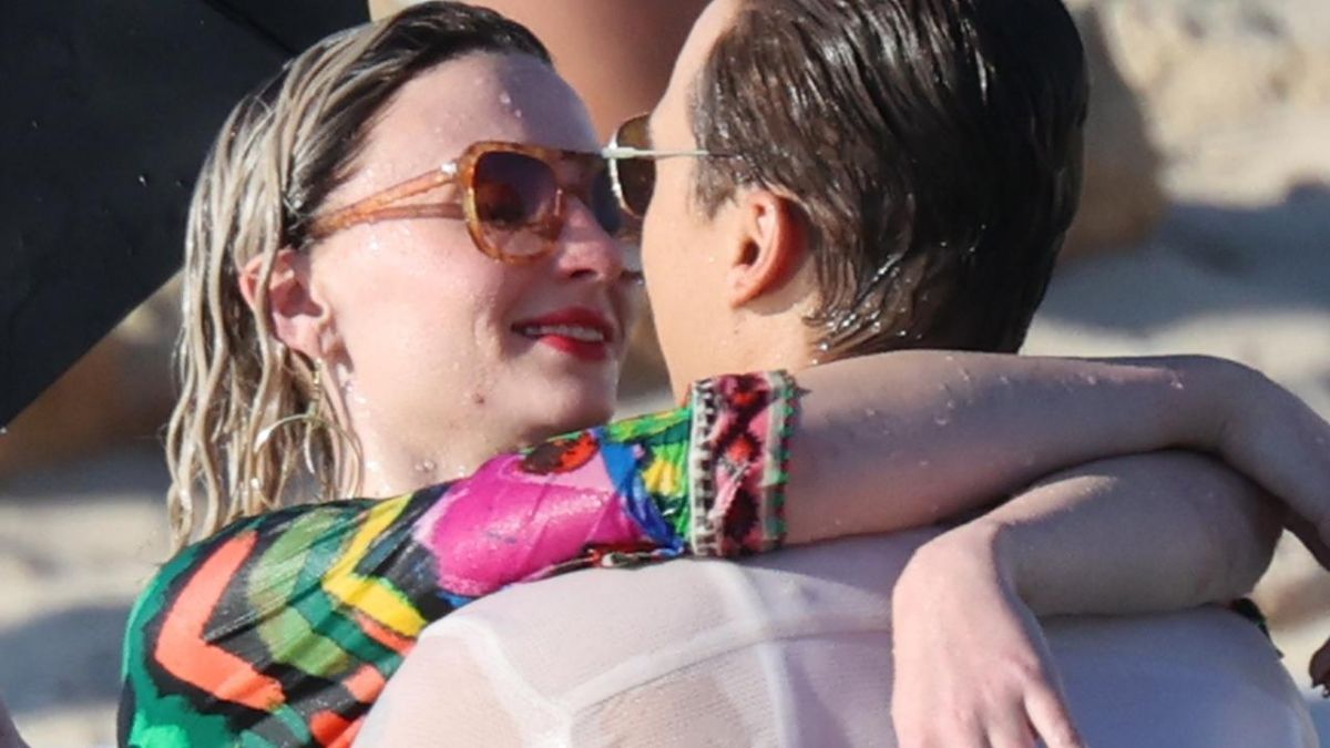 "Recent reports raise questions about Sophie Turner's commitment after a kiss with an English aristocrat. Discover the details of this intriguing situation."