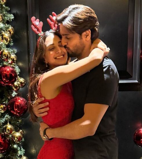 "Dive into the festive bliss with Sidharth Malhotra and Kiara Advani as they share kisses and joy in their Christmas celebration. Exclusive pictures with Ashvini Yardi and friends."