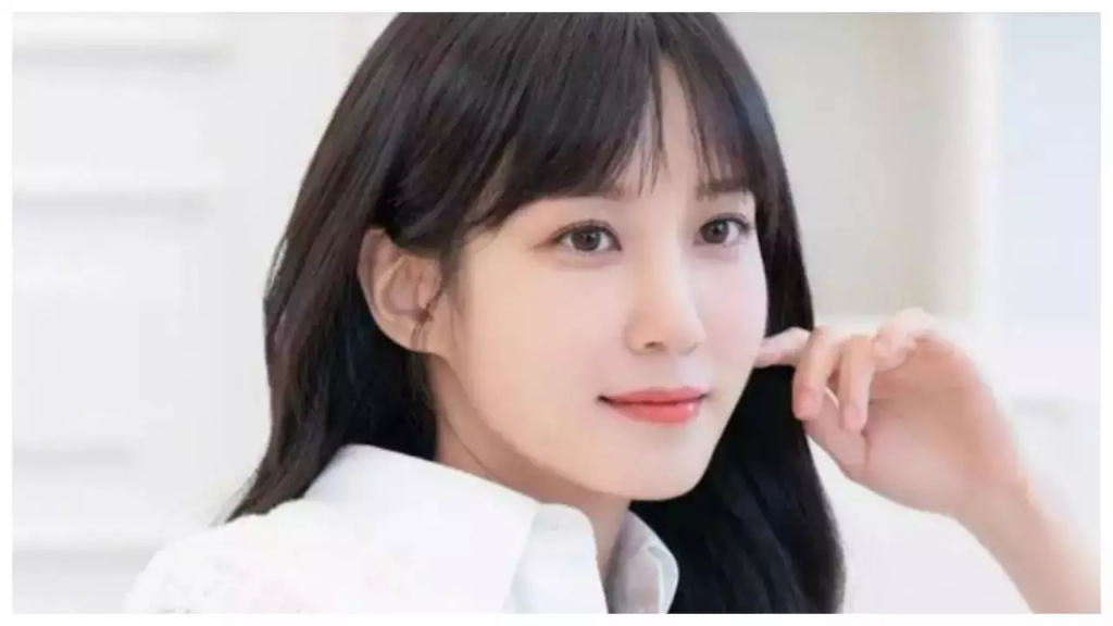 "Dive into the possibility of Park Eun Bin portraying a psychopathic doctor in the medical drama Hyper Knife. Details on the plot and cast inside."
