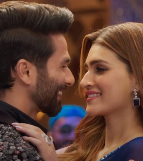 Experience the allure of Bollywood as Kriti Sanon and Shahid Kapoor illuminate Jaipur with the exclusive launch of "Akhiyaan Gulaab," the enchanting second song from the cinematic masterpiece TBMAUJ. A night of glamour awaits!