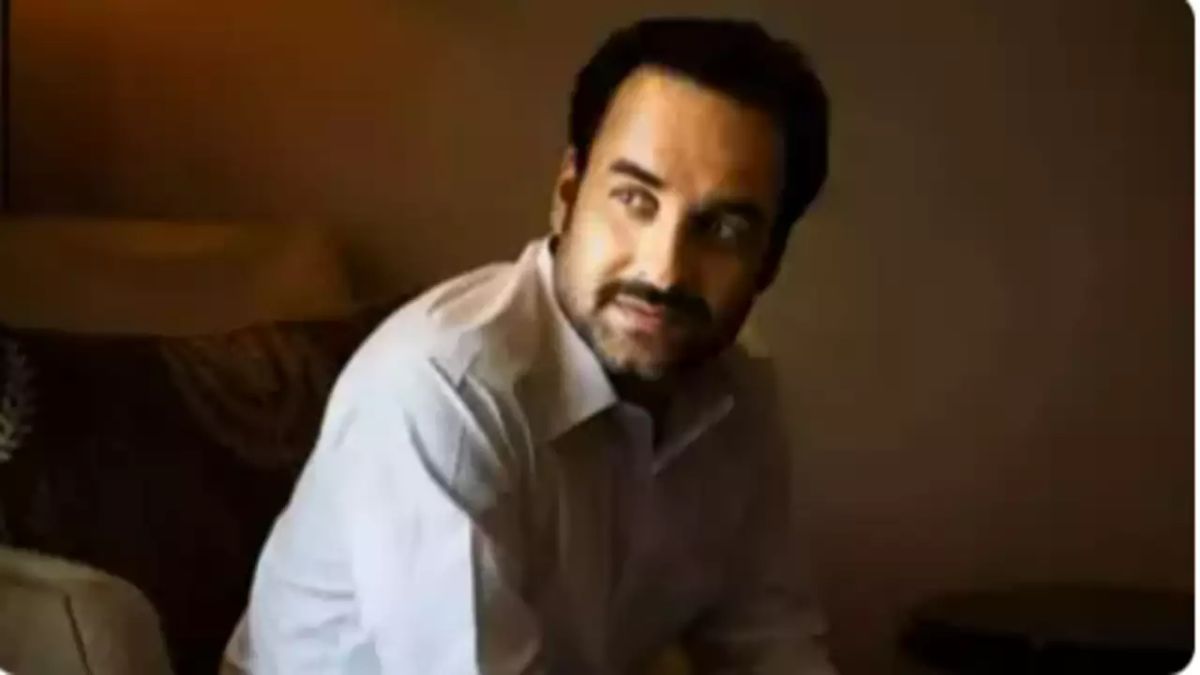 "Step into the world of Bollywood dynamism as Pankaj Tripathi shares the 'shaandar' experience of working with Shah Rukh Khan. In an exclusive revelation, Tripathi unfolds his journey, from initial skepticism to a transformative perspective on the 'Mimi' script."