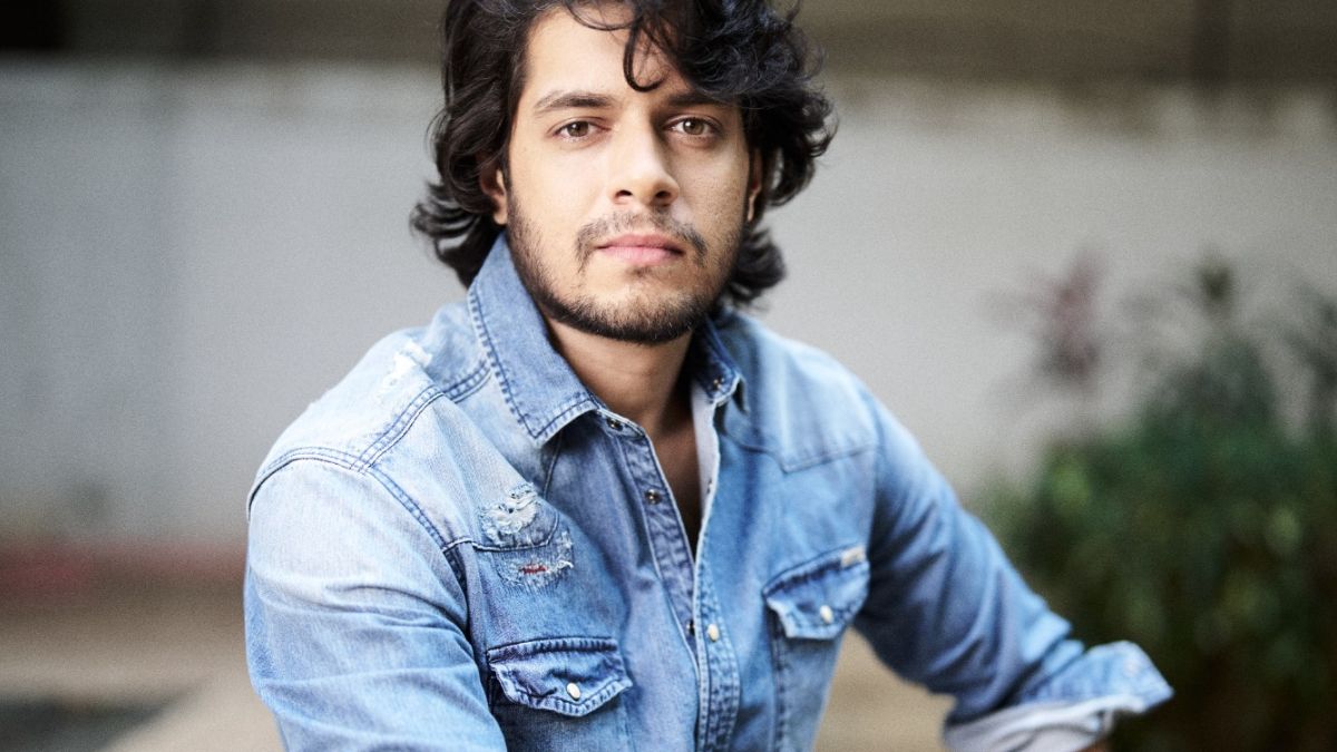 Catch a glimpse of Junaid Khan's effortless style as he makes his way to his upcoming shoot, oozing casual charm.