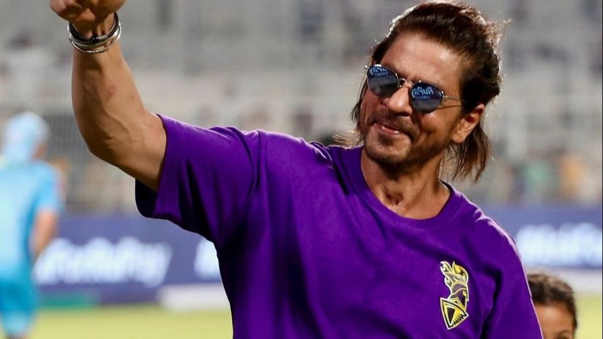 Bollywood superstar Shah Rukh Khan and his son AbRam stole the show as they celebrated Kolkata Knight Riders' triumph, spreading joy and cheers among fans during a victory lap.