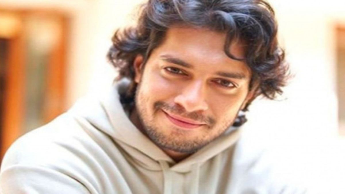 Aamir Khan's son, Junaid Khan, has revealed that his father wanted him to take over his production house following the film "Maharaj." The actor was reportedly in a phase of considering retirement.